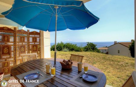 Gite n &deg;63182 Luri - Corse - G&icirc;te &agrave; Luri, Grand Bastia, Haute-Corse, labellis&eacute; G&icirc;tes de France : la terrasse avec vue mer 