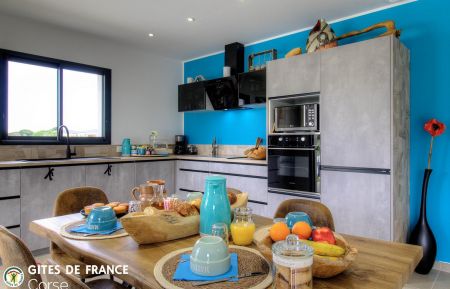 Chambre d'hôte à Penta di Casinca, Le Grand Bastia, Haute-Corse, labellisée Gîtes de France : le petit-déjeuner Kamer bij particulieren nr.64341 Penta-di-Casinca - Corse - Chambre d'hôte à Penta di Casinca, Le Grand Bastia, Haute-Corse, labellisée Gîtes de France : le petit-déjeuner