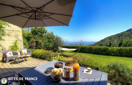 Gite n &deg;64551 Penta-di-Casinca - Corse - G&icirc;te &agrave; Penta Di Casinca, La C&ocirc;te Orientale, Haute-Corse, labellis&eacute; G&icirc;tes de France : la terrasse et le jardin