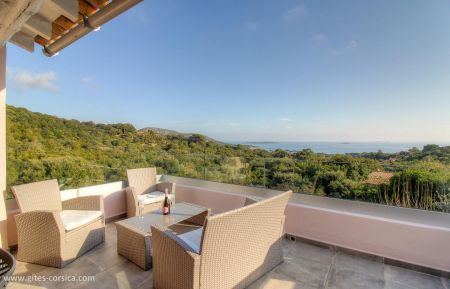 Gite n &deg;27031 Porto-Vecchio - Corse - G&icirc;te &agrave; Porto-Vecchio, le sud corse, Corse-du-Sud, labellis&eacute; G&icirc;tes de France : la terrasse et la vue