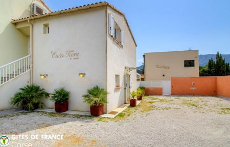 Gîte à Calvi, Balagne, Haute-Corse, labellisé Gîtes de France : le parking et la maison Gite n °64351 Calvi - Corse - Gîte à Calvi, Balagne, Haute-Corse, labellisé Gîtes de France : le parking et la maison