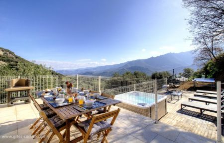 Gite n &deg;55323 Cateri - Corse - G&icirc;te &agrave; Cateri, La Balagne, Haute-Corse, labellis&eacute; G&icirc;tes de France : la terrasse avec la vue sur les montagnes