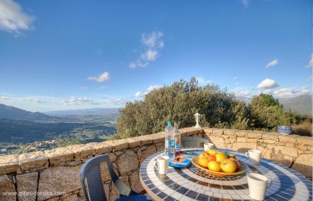 Gite n &deg;16402 Sart&egrave;ne - Corse - La terrasse face au golfe du Valinco, dominant la cit&eacute; de Sart&egrave;ne, la vall&eacute;e et les montagnes.
Orientation sud ouest