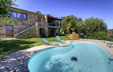 Gîte à Solaro, côte orientale, Haute-Corse, labellisé Gîtes de France : la piscine et la batisse Gite n °57071 Solaro - Corse - Gîte à Solaro, côte orientale, Haute-Corse, labellisé Gîtes de France : la piscine et la batisse