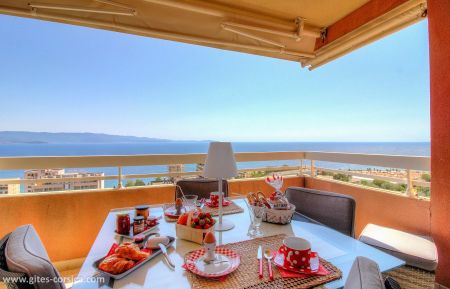 Stedentrip nr.27871 Ajaccio - Corse - Gite-27871-Ajaccio_-Le_Grand_Ajaccio-corse-du-sud-labellis&eacute;-Gites-de-France- la terrasse