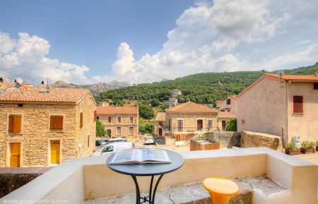 Gîte à Piana, La cote Ouest, Corse du Sud, labellisé Gîtes de France : le perron avec la vue sur le village Gite n °24011 Piana - Corse - Gîte à Piana, La cote Ouest, Corse du Sud, labellisé Gîtes de France : le perron avec la vue sur le village