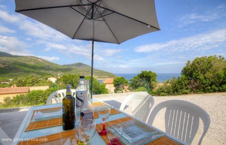 Gite n &deg;61341 Gal&eacute;ria - Corse - G&icirc;te &agrave; Galeria, Balagne, Haute-Corse, labellis&eacute; G&icirc;tes de France : la terrasse avec vue sur mer