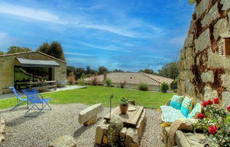 Gîte à Olmeto, le Grand Valinco, en Corse du Sud, labellisé Gîtes de France : la terrasse et le jardin Gite n °26211 Olmeto - Corse - Gîte à Olmeto, le Grand Valinco, en Corse du Sud, labellisé Gîtes de France : la terrasse et le jardin