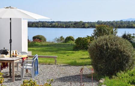 Terrasse avec vue sur le lac de Teppe Rosse Gite n °54732 Aléria - Corse - Terrasse avec vue sur le lac de Teppe Rosse