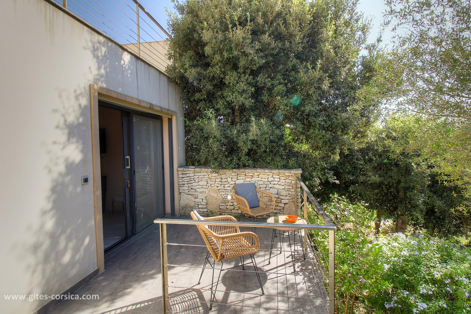 Chambres d'hôtes à Bonifacio, le sud Corse, labellisé Gîtes de France : la terrasse de la chambre Laetitia photo 5