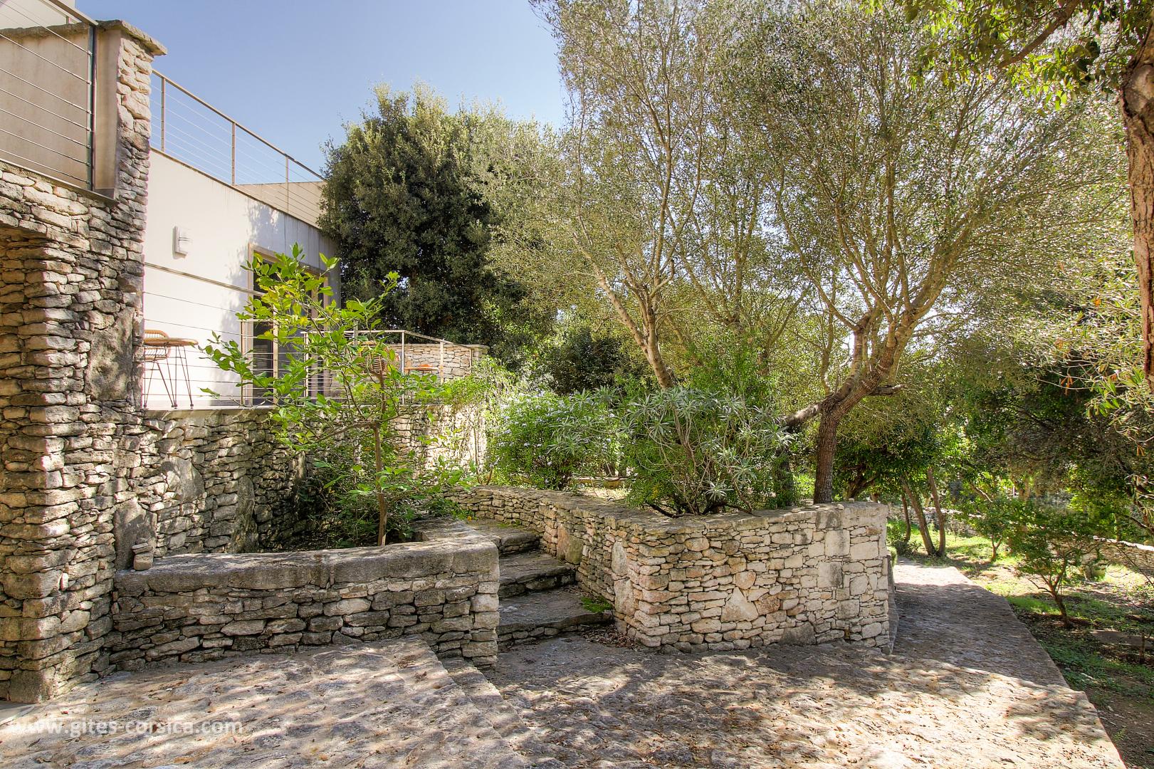 Chambres d'hôtes à Bonifacio, le sud Corse, labellisé Gîtes de France : l?accès à la chambre Laetitia photo 4
