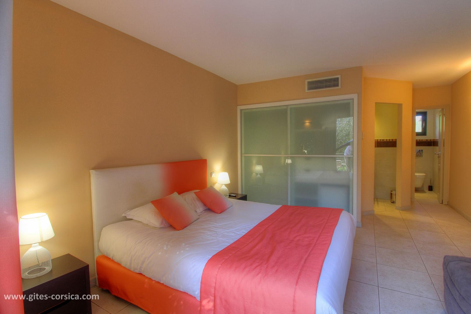 Chambres d'hôtes à Bonifacio, le sud Corse, labellisé Gîtes de France : la chambre Laetitia photo 8