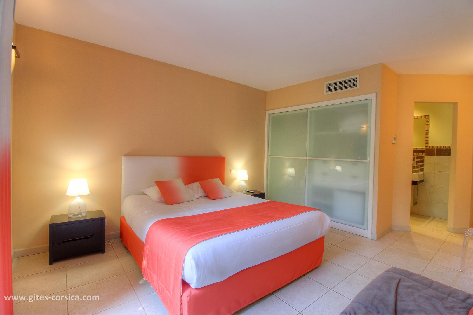 Chambres d'hôtes à Bonifacio, le sud Corse, labellisé Gîtes de France : la chambre Laetitia photo 6