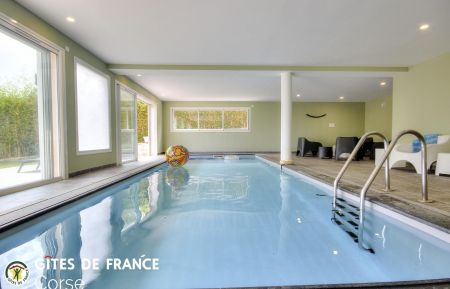 Gite n &deg;21331 Sari-Solenzara - Corse - G&icirc;te &agrave; Solenzara, Le Sud Corse, Corse du Sud, labellis&eacute; G&icirc;tes de France : la piscine int&eacute;rieure
