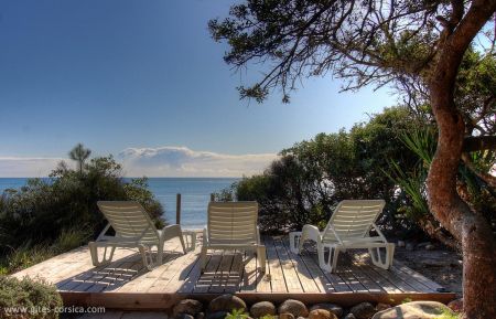 Gite n &deg;59969 Ghisonaccia - Corse - G&icirc;te &agrave; Ghisonaccia,C&ocirc;te orientale, Haute-Corse, labellis&eacute; G&icirc;tes de France : la terrasse du gite avec acc&egrave;s privatif &agrave; la plage