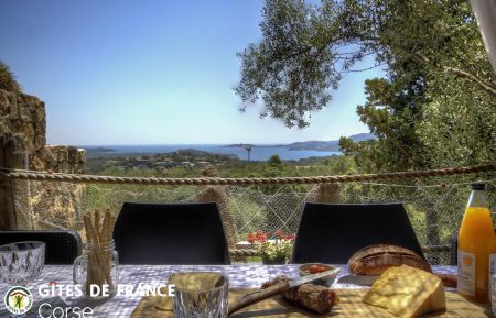 Gite n &deg;28901 Porto-Vecchio - Corse - Gite &agrave; Porto-Vecchio, Le Sud Corse, labellis&eacute; G&icirc;tes de France : la terrasse avec la vue mer