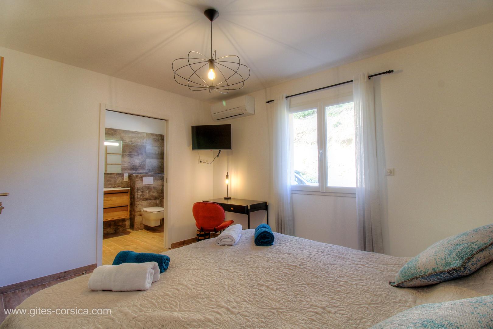 Chambres d'hôtes Anghjula Dea à Casalabriva, le Grand Valinco, Corse du sud, labellisé Gîtes de France : la chambre photo 13