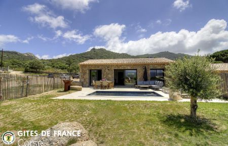 Gite n &deg;27592 Figari - Corse - Gite &agrave; Figari, Corse du sud, labellis&eacute; G&icirc;tes de France : la piscine et la maison