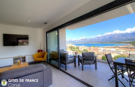 Gîte à Calvi, La Balagne, Haute-Corse, labellisé Gîtes de France : Gîte à Calvi, La Balagne, Haute-Corse, labellisé Gîtes de France : le séjour/cuisine avec vue mer et montagnes Gite n °64181 Calvi - Corse - Gîte à Calvi, La Balagne, Haute-Corse, labellisé Gîtes de France : Gîte à Calvi, La Balagne, Haute-Corse, labellisé Gîtes de France : le séjour/cuisine avec vue mer et montagnes