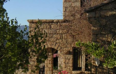 Gite n &deg;16403 Sart&egrave;ne - Corse - Le logement et sa terrasse au premier &eacute;tage, partie centrale de la propri&eacute;t&eacute; 