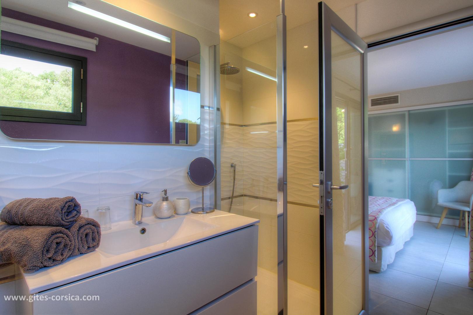 Chambres d'hôtes à Bonifacio, le sud Corse, labellisé Gîtes de France : la salle d'eau de la chambre Colomba photo 17