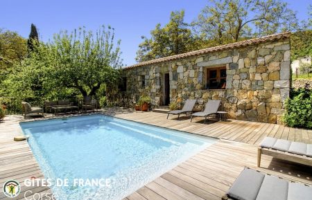 Gite n &deg;25061 Levie - Corse - Gite &agrave; Levie, Corse du Sud, labelis&eacute; G&icirc;tes de France : le gite et la piscine