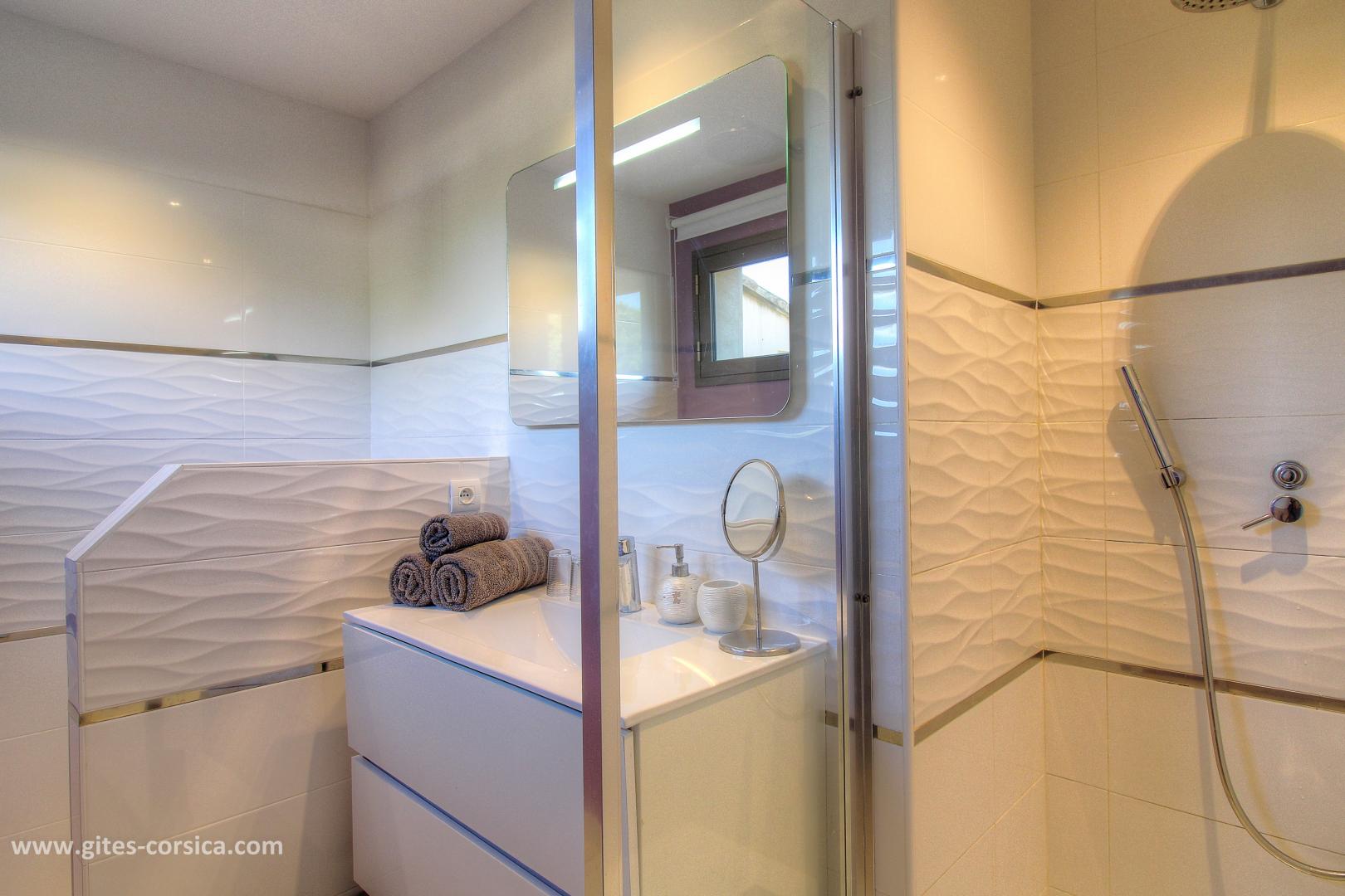 Chambres d'hôtes à Bonifacio, le sud Corse, labellisé Gîtes de France : la salle d'eau de la chambre Colomba photo 18