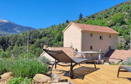 Gite n &deg;62232 Corscia - Corse - Gite &agrave; Cuccia, Centre-Corse, Haute-Corse, labellis&eacute; Gites de France : la maison et sa terrasse en bois