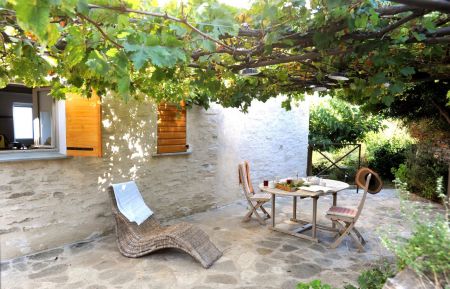Gîte à Sisco, Le Grand Bastia, Haute-Corse, labellisé Gîtes de France : la terrasse devant l'entrée Gite n °64321 Sisco - Corse - Gîte à Sisco, Le Grand Bastia, Haute-Corse, labellisé Gîtes de France : la terrasse devant l'entrée