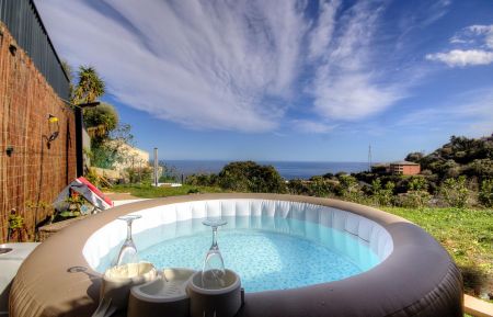 Gite n &deg;63191 Bastia - Corse - G&icirc;te &agrave; Bastia, Grand Bastia, Haute-Corse, labellis&eacute; G&icirc;tes de France : le jacuzzi en contrebas du gite