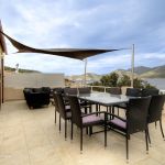 G&icirc;te &agrave; Galeria, Balagne, Haute-Corse, labellis&eacute; G&icirc;tes de France : la terrasse attenante au s&eacute;jour/cuisine