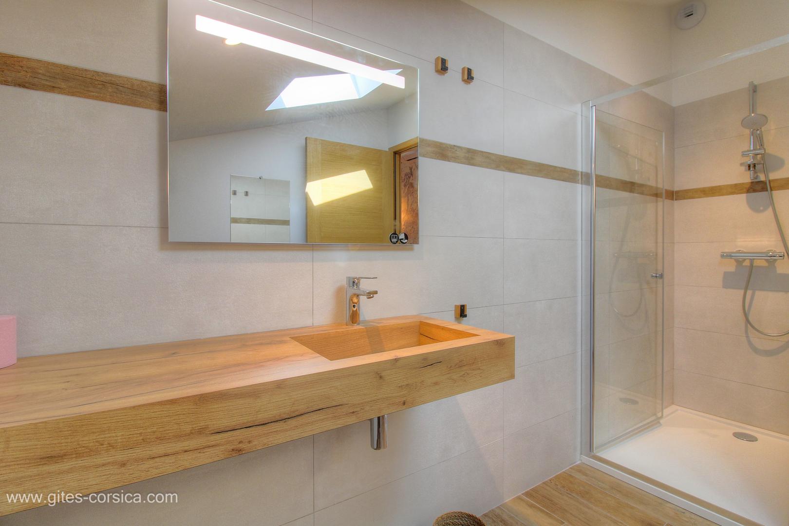 Chambres d'hôtes à Casalabriva Ricordu, le Grand Valinco, Corse du sud, labellisé Gîtes de France : la salle d'eau photo 21